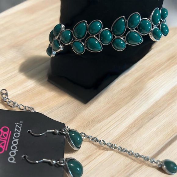 Paparazzi Elegant Dark Green Necklace and Bracelet Set - Picture 4 of 4